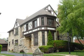 5159 Lake Dr, Milwaukee WI  53217-5765 exterior