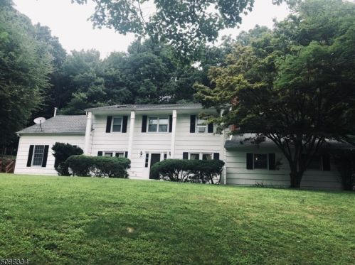 8 Dogwood Ct, Hackettstown NJ exterior