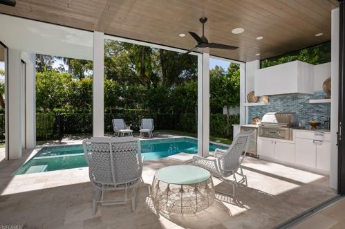 485 3 Ave, Naples FL 34117-2728 exterior