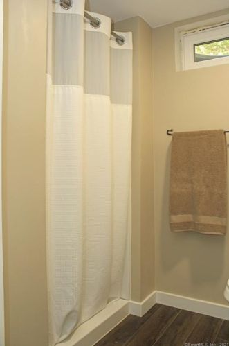 8 Roosevelt Blvd, Enfield CT 06082-2041 exterior