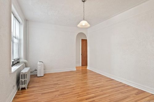 700 Oakland Pl, Bronx, NY 10457-3636