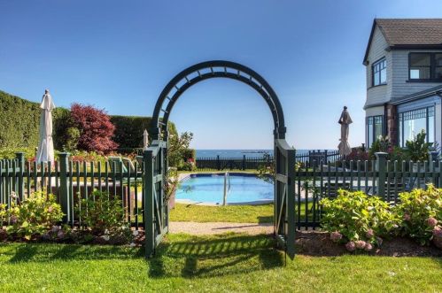 225 Ruggles Ave, Middletown RI 02840-4351 exterior