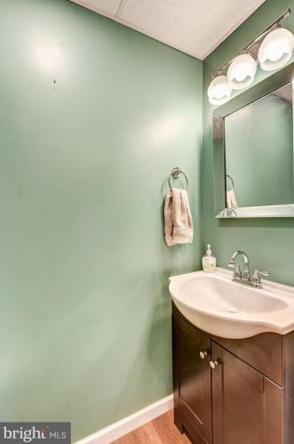 711 Grant Dr, Hanover PA  17331-2079 exterior