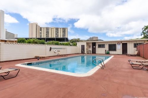 5122 Likini St, Honolulu HI 96818-2950 exterior