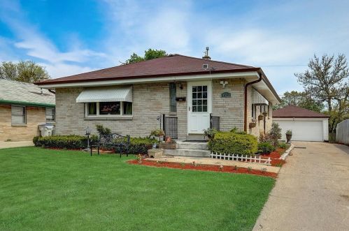 1523 Foster Ave, Milwaukee, WI 53221-2822