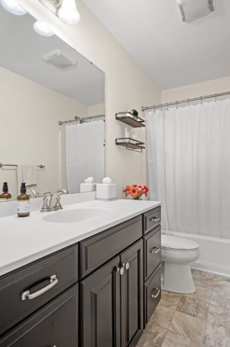 868 Highpointe Cir, Pittsburgh PA 15220-1854 exterior