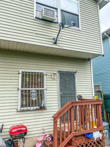 287 Hunterdon St, Newark NJ 07103-2677 exterior