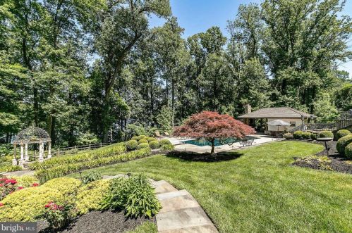 24 Lakewood Dr, Media PA 19063-1807 exterior