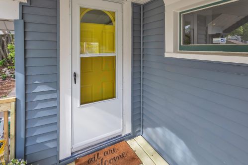 1812 Thomas Ave, Milwaukee WI  53211-4358 exterior