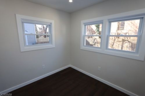 1045 Hunterdon St, Newark NJ  07112-2412 exterior