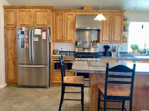 8672 Aspen Way, Sandy UT 84093-1827 exterior