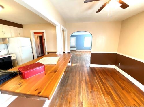 21 Pleasant St, Windsor Locks CT 06096-1439 exterior