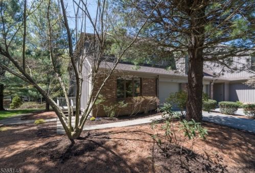 136 Emerson Ct, Mahwah, NJ 07430-3173