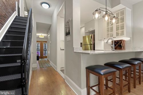 104 7th St, Washington DC  20003-1212 exterior