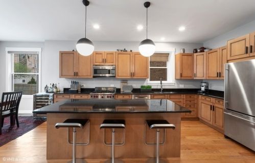 4425 Damen Ave, Chicago IL 60625-1701 exterior