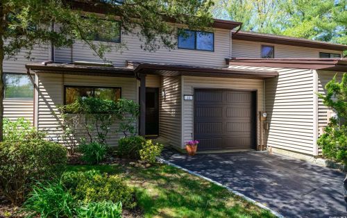 10 Northgate Ct, Huntington Station, NY 11747-3046