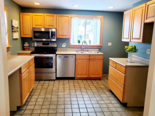 465 Woodford St, Portland, ME 04103-2436