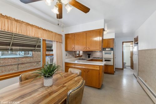 8020 Komensky Ave, Chicago, IL 60652-2318