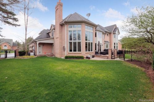 2511 Golf Crst Dr, Rochester MI 48309-4063 exterior