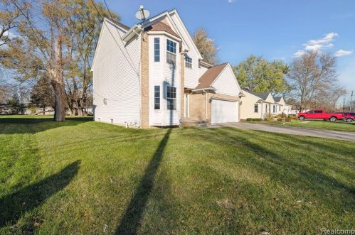 205 Eastlawn Dr, Rochester, MI 48307-5327