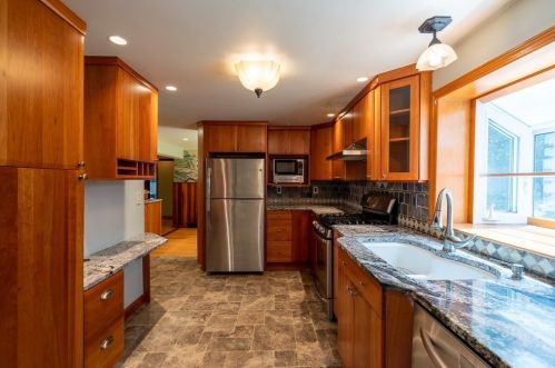 25 Chestnut St, West Springfield, MA 01089-2803