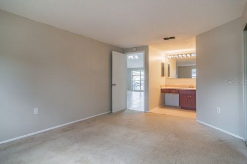 10112 Enchanted Oaks Ct, Tampa FL  33615-1616 exterior