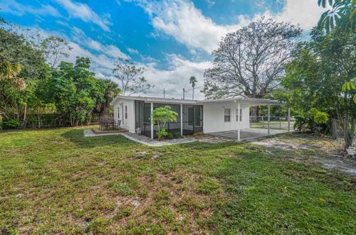 208 Southern Ave, Fort Pierce FL  34950-5433 exterior