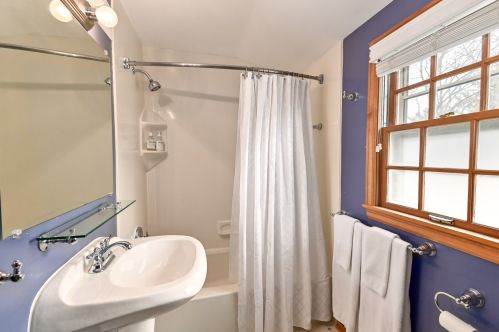 4929 Hollywood Ave, Milwaukee WI 53217-5935 exterior