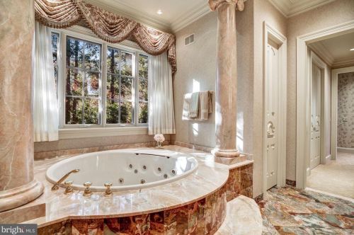 896 Alvermar Rdg Dr, Mc Lean VA 22102-1439 exterior