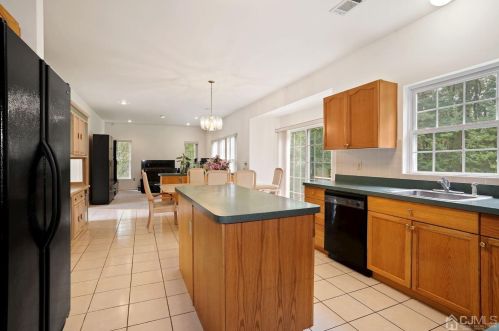 18 Mayercik Ct, Edison NJ 08820-4800 exterior