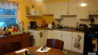 10 Dean St, Babylon NY  11703-4104 exterior