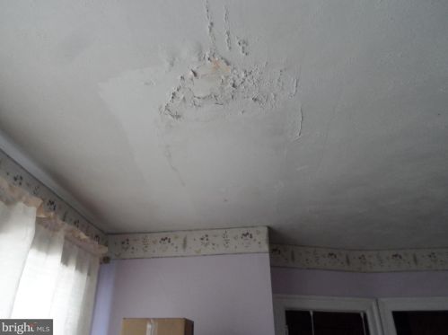 6147 Erdrick St, Philadelphia PA 19135-3516 exterior