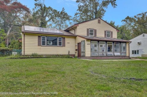 439 Brookside Ave, Oakhurst, NJ 07755-1401