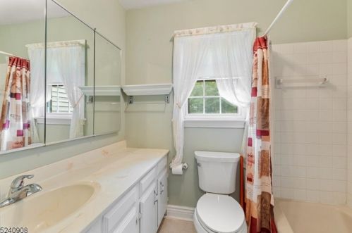 62 Goldfinch Dr, Hackettstown NJ 07840-3008 exterior