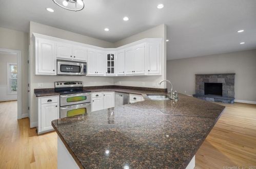 10 Azalea Ln, Ellington CT  06029-3063 exterior