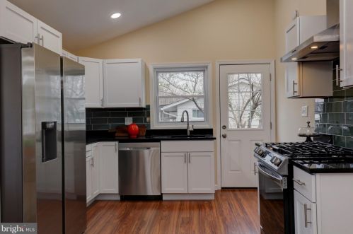 4513 Apple Tree Dr, Alexandria VA  22310-2901 exterior