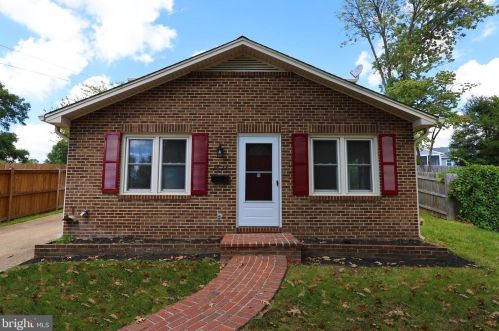 2624 Maple St, Alexandria VA  22306-1702 exterior