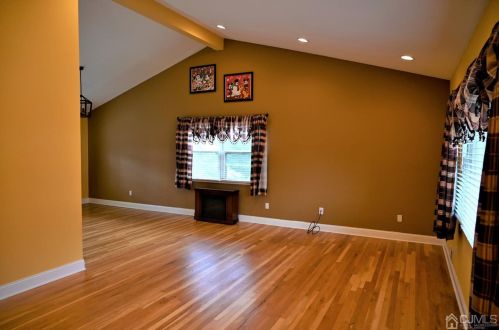 29 Oliver Ave, Edison NJ 08820-3144 exterior