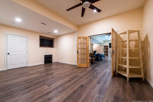 334 Maple Ave, Uncasville CT 06382-2018 exterior