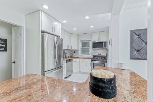 59 Avondale St, Valley Stream NY 11581-1801 exterior