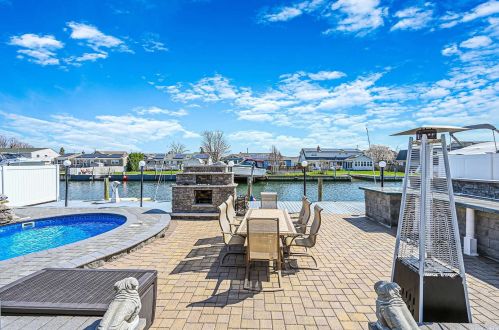 95 Midway St, Babylon NY  11702-4311 exterior