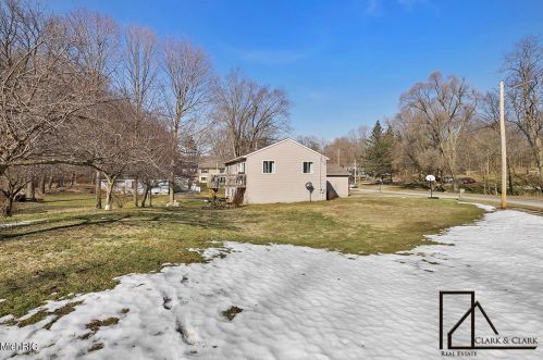 806 Grindle Dr, Lowell MI 49331-9326 exterior