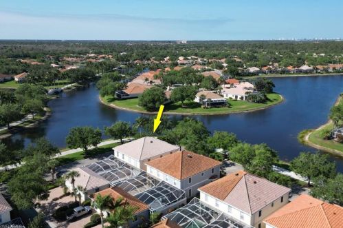 6068 Towncenter Cir, Naples FL 34119-9556 exterior