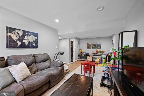 315 Alexis Dr, Glen Burnie MD 21061-6172 exterior