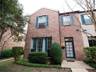 6534 Hills Dr, Austin TX  78731-4334 exterior