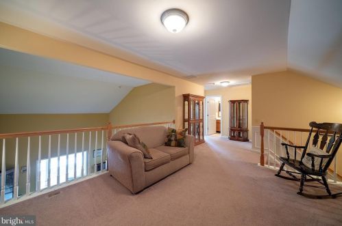 232 Sparrow Dr, Trenton NJ 08690-2461 exterior