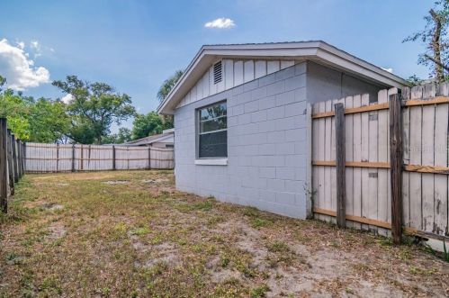 10112 Enchanted Oaks Ct, Tampa FL  33615-1616 exterior