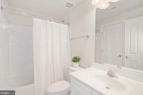 19372 Ml Dm Pl, Leesburg VA 20176-1637 exterior