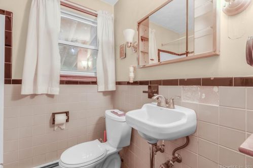 7 Cora St, Enfield CT 06082-5119 exterior