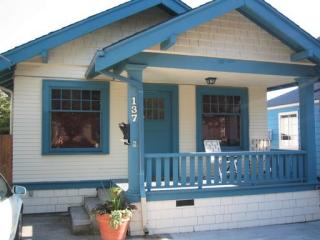 137 80th St, Seattle, WA 98115-4033